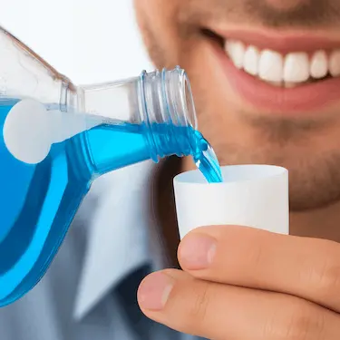 Enjuague bucal tras el cepillado como complemento para una correcta higiene dental