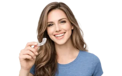 Paciente sonriendo con alineador Alineadent transparente durante tratamiento de ortodoncia