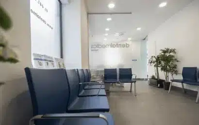 Sala de consulta de Clínica Dental Medics equipada para diagnóstico y atención al paciente