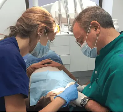 Médico estomatólogo y odontólogo evaluando la salud dental del paciente