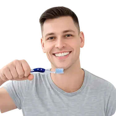 Hombre cepillándose los dientes para mantener una correcta higiene dental diaria