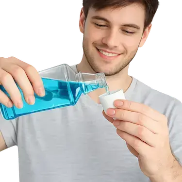 Hombre usando colutorio para aliviar el dolor de las muelas del juicio