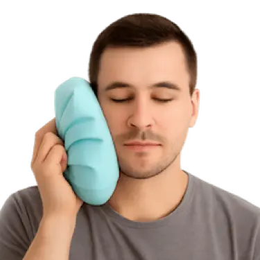 Paciente aplicando hielo en la mejilla para aliviar el dolor por muelas del juicio