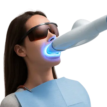Paciente recibiendo blanqueamiento dental LED con luz fría en clínica dental de Madrid