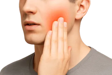 Hombre con dolor al masticar por inflamación de encías y sensibilidad dental