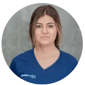 doctora Paloma Ferrer en retrato profesional como parte del equipo médico de la clínica dental