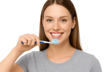 Mujer cepillándose los dientes correctamente como parte de la higiene dental diaria