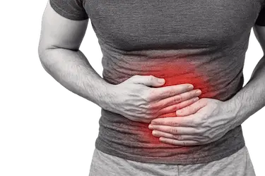 Hombre con dolor estomacal marcado en rojo, posible causa digestiva del mal aliento