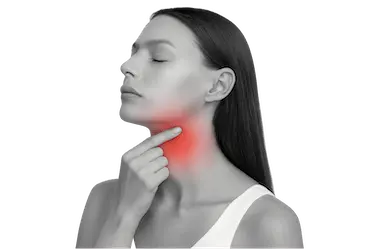 Mujer tocándose la garganta inflamada, posible causa de mal aliento por infección o irritación