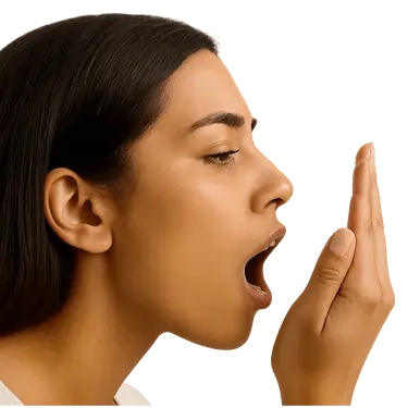 Persona revisando su aliento con la mano, gesto típico de halitosis o mal aliento