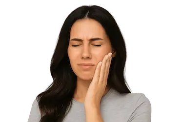 Mujer con sensibilidad dental tras un blanqueamiento dental