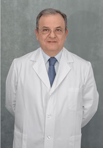 Dr. Francisco Ferrer, médico estomatólogo con más de 40 años de experiencia en Madrid y Murcia.