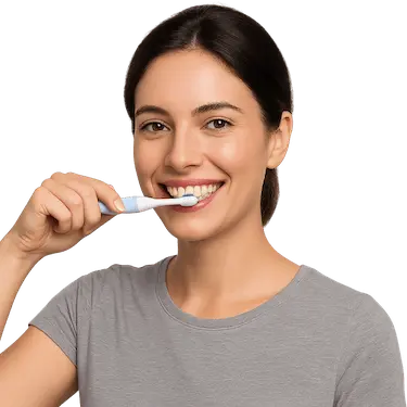 Mujer cepillándose los dientes siguiendo las recomendaciones de higiene dental