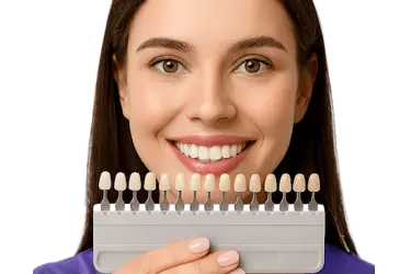 Mujer sonriendo con guía de tonos dentales para planificar carillas dentales naturales