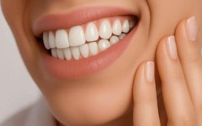 Duele una limpieza dental en Madrid, mujer con sonrisa sana tras higiene profesional