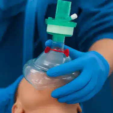 Profesional ajustando mascarilla de óxido nitroso para sedación inhalatoria dental