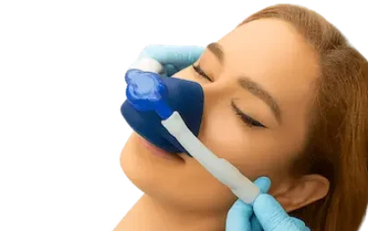 Paciente relajada con mascarilla de sedación consciente en tratamiento dental.