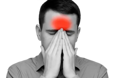 Dolor de cabeza frontal causado por bruxismo nocturno y apretamiento dental