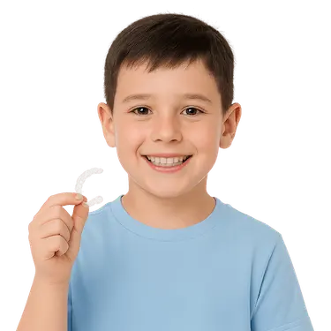 Niño mostrando alineador Invisalign First en la Clínica Dental Dr. Ferrer en Madrid