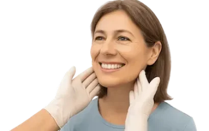 Mujer sonriendo con dentadura postiza inmediata tras carga inmediata