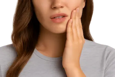 Dolor punzante espontáneo por caries profunda que alcanza la pulpa dental