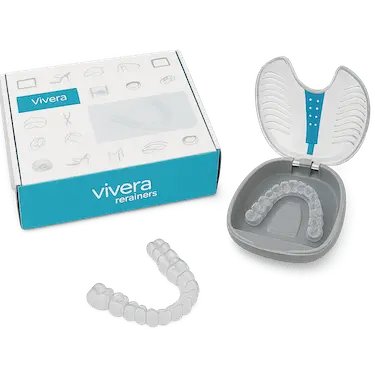 Caja y fundas Vivera de Invisalign usadas para retención después de la ortodoncia