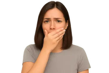 Mujer con gesto de molestia por miedo al dolor antes de una endodoncia dental