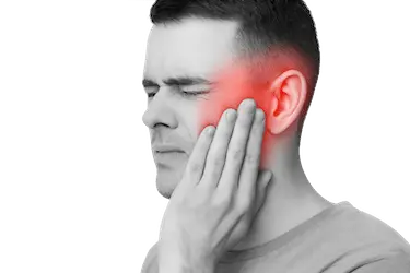 Hombre con dolor en la mandíbula que necesita una extracción de muela