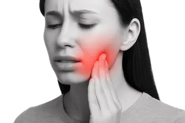 Hinchazón en la mejilla por flemón o absceso dental en la mandíbula