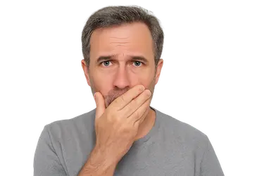 Hombre tapándose la boca por miedo al dolor antes de una limpieza dental