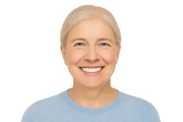 Mujer sonriendo tras prótesis dental parcial removible sin implantes, solución estética