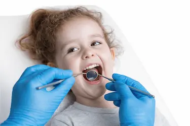 Niño tranquilo durante una revisión dental infantil en clínica de odontopediatría en Madrid