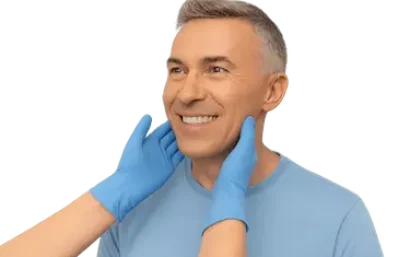 Hombre sonriente tras prótesis provisional con implantes dentales de carga inmediata