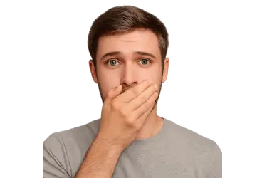 Hombre tapándose la boca por inseguridad antes de mejorar su estética dental en Murcia