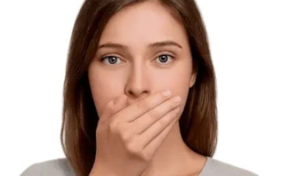 Mujer cubriéndose la boca por molestia dental, imagen relacionada con odontología general en Murcia