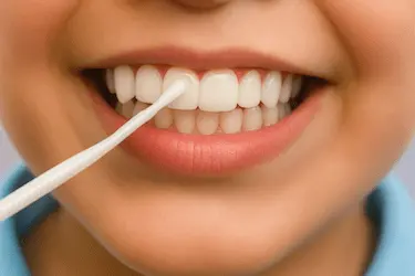 Niño recibiendo fluoración dental profesional en Clínica Dental Medics Dr. Ferrer Murcia