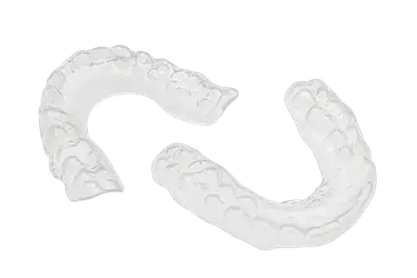 Retenedor dental tras tratamiento de ortodoncia en la clínica del Dr. Ferrer en Madrid