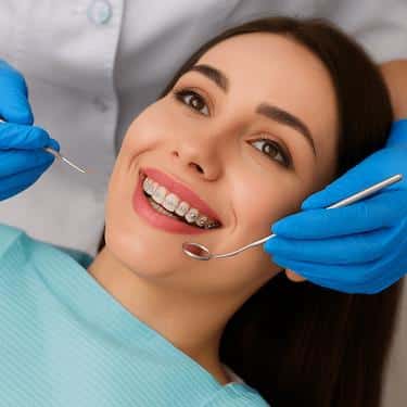 Mujer joven en una revisión de ortodoncia en la Clínica Dental Medics Dr. Ferrer en Madrid.