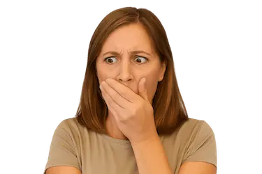 Mujer preocupada cubriéndose la boca ante posibles complicaciones tras una elevación de seno maxilar