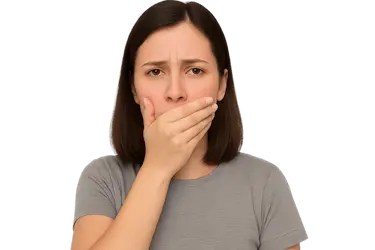 Mujer preocupada cubriéndose la boca por dolor dental tras alargamiento coronario o cirugía de encía