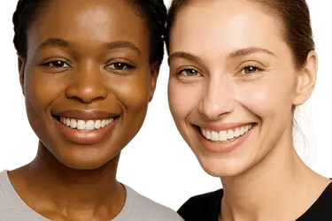Dos mujeres sonrientes con distinto tono de piel mostrando la percepción del color dental
