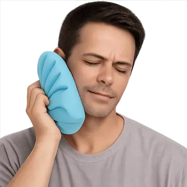 Hombre aplicando frío en la mejilla tras un alargamiento coronario para reducir la inflamación