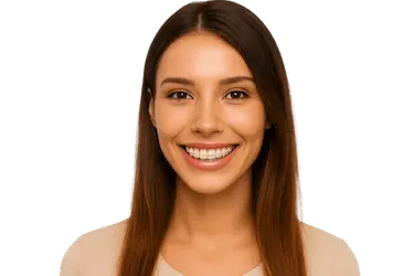 Mujer joven sonriendo con brackets estéticos en Clínica Dental Medics Dr. Ferrer en Madrid