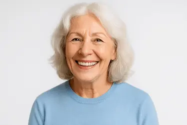 Mujer mayor sonriendo con dentadura postiza