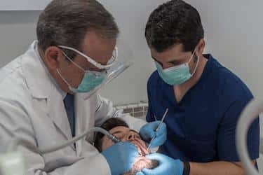 Especialista en prótesis dental en Madrid Dr. Ferrer durante un procedimiento clínico.