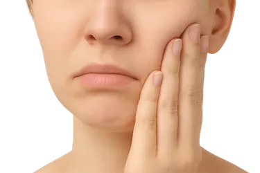 Mujer con molestias leves por corona floja sobre implante dental cuando la corona se ha aflojado