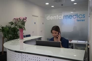 Recepción de la clínica dental del Dr. Ferrer en Madrid con personal atendiendo llamadas de contacto