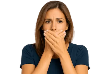 Dolor tras cirugía oral en Madrid, mujer con manos sobre la boca en Clínica Dr. Ferrer