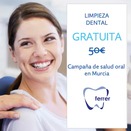 Mujer sonriendo en clínica dental junto a cartel de limpieza dental gratuita en Murcia