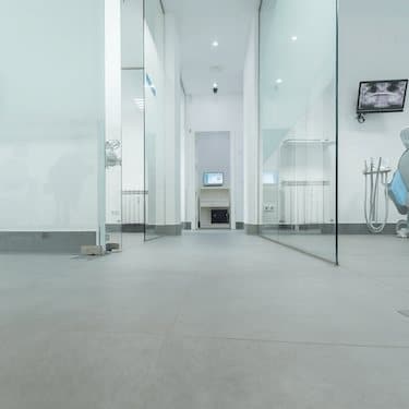 Instalaciones de la clínica dental del Dr. Ferrer en Madrid con gabinetes y equipos modernos